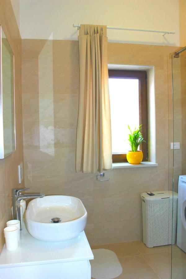 Holiday Home Deni Roc ภายนอก รูปภาพ
