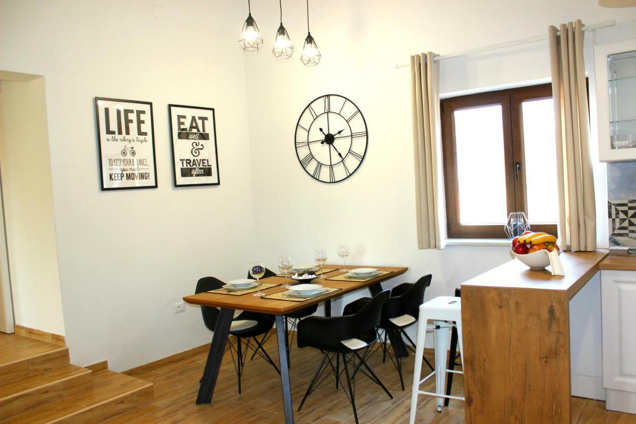 Holiday Home Deni Roc ภายนอก รูปภาพ