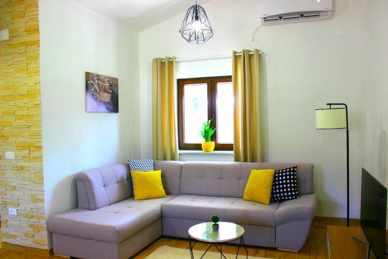 Holiday Home Deni Roc ภายนอก รูปภาพ